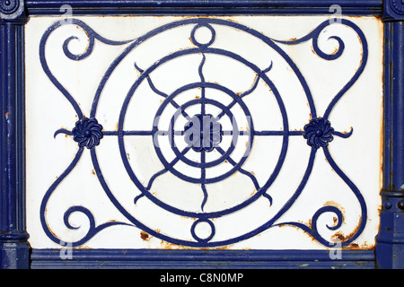 Cast decorativi pannello di ferro sul Eastbourne Pier, East Sussex, England, Regno Unito Foto Stock