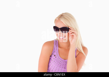 Carino donna con occhiali da sole Foto Stock