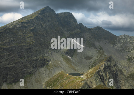 Caltun lago e picchi importanti (Caltun e Lespezi) in Fagras montagne,dalla Romania. Foto Stock