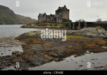Eilean Donan Castle sotto la pioggia Foto Stock