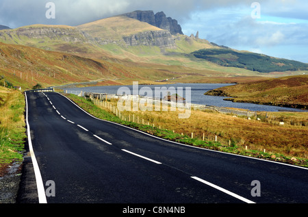 La A855 sull'Isola di Skye, con il vecchio uomo di Storr in distanza. Foto Stock