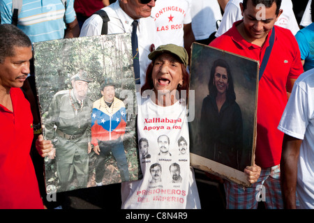 Donna cubana marzo a l'Avana, Cuba per la commemorazione del cinquantesimo anniversario dell'invasione di Baia dei Porci, 17 aprile 2011 Foto Stock