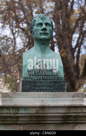 Grave ed il busto di bronzo eminente scultore Pierre-Philippe Thomire (1751-1843) al cimitero di Montmartre, Parigi, Francia Foto Stock