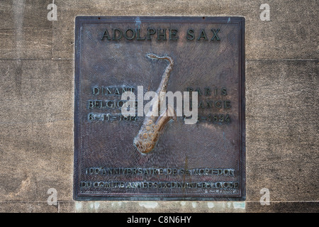 Lapide sulla tomba di Adolphe Sax (1814-1894), inventore del sassofono (brevettato 1846), il cimitero di Montmartre, Parigi, Francia Foto Stock