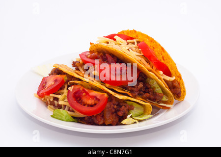 Deliziosi tacos messicano sulla piastra, isolato su sfondo bianco. Foto Stock