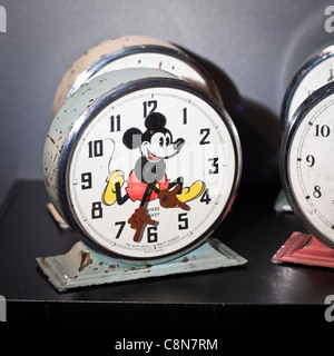 Vecchio novità Disney orologio, Bayard Mickey, realizzata in Francia. Claphams Nazionale Museo di clock, Whangarei, Nuova Zelanda. Foto Stock