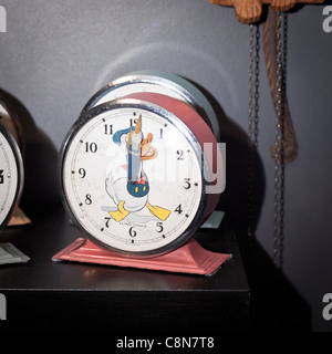 Vecchio novità Disney orologio, Bayard Donald, fatto in Francia. Claphams Nazionale Museo di clock, Whangarei, Nuova Zelanda. Foto Stock