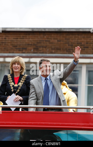 Nigel Mansell ex racing driver pone con Anita Ward il sindaco di Birmingham. Foto Stock