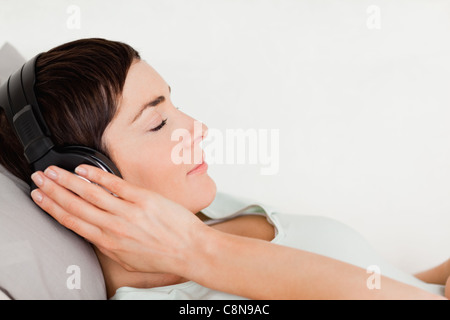 In prossimità di una a pelo corto donna godendo di un po' di musica Foto Stock