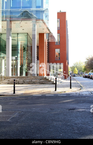 Al di fuori di un blocco di uffici, pavimentato marciapiede che passa sotto la piazza edifici archway road in primo piano Foto Stock