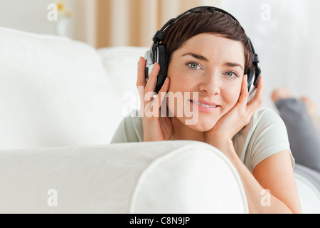 In prossimità di una a pelo corto brunette ascolto di musica Foto Stock