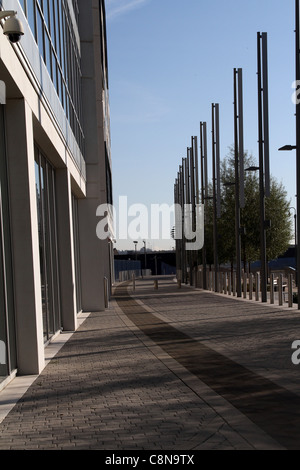 Svuotare strada asfaltata accanto a un blocco di uffici. Foto Stock