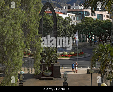 Persone turisti visitatori alla rotonda Rotunda do Infante e. Statua di Henrique il Navigatore Funchal Madeira Portogallo Europa UE Foto Stock