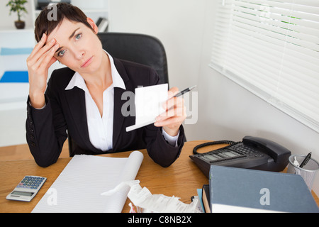 Ragioniere femmina ricevute di controllo Foto Stock