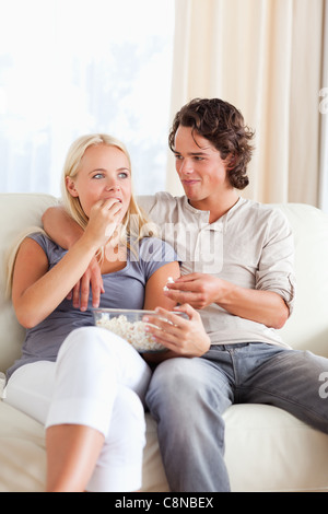 Ritratto di un giovane mangiare popcorn Foto Stock