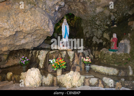 La cattedrale di Notre Dame de Lourdes Grotto, Bcharre, nel nord del Libano. Foto Stock