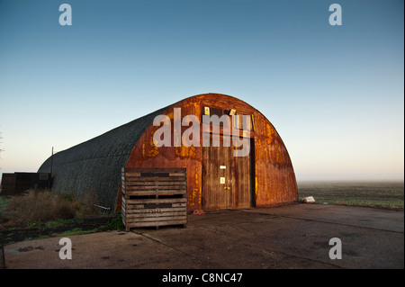 Nissen capanna fienile nel Fens su nebbiosa mattina autunnale. Foto Stock