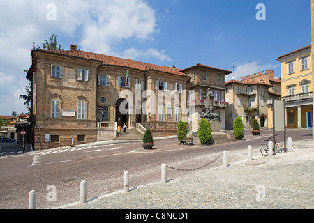 L'Italia, Piemonte, Bra, Piazza Caduti per la Liberta, vista del municipio Foto Stock