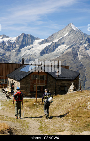 Due persone in avvicinamento al Tasch capanna nelle Alpi Svizzere Foto Stock