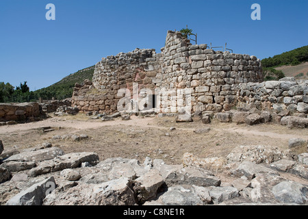 L'Italia, Sardegna, Nuraghe di Palmavera, nuragici ruderi, resti di capanne circolari Foto Stock