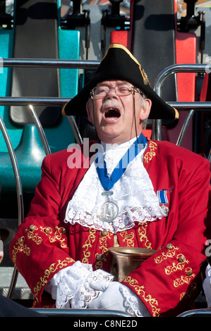 Town Crier al sindaco di apertura ufficiale della Warwick Mop fair, Warwick, Regno Unito Foto Stock