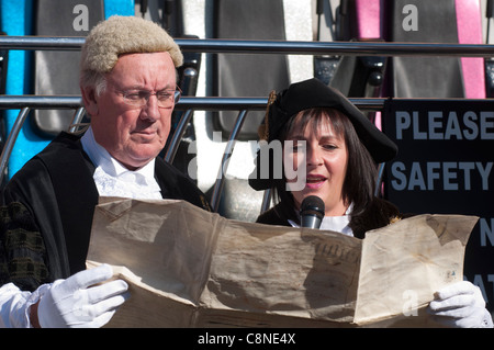 Addetto alla città e il sindaco ha ufficialmente inaugurato la Warwick Mop fair, Warwick, Regno Unito Foto Stock