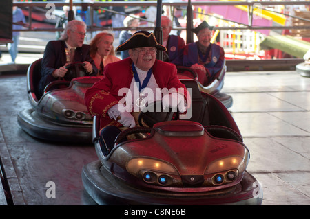 Town Crier al sindaco di apertura ufficiale della Warwick Mop fair, Warwick, Regno Unito Foto Stock