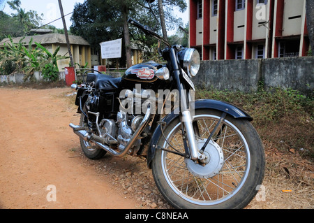 L'iconica motocicletta 350 Royal Enfield Bullet prodotta dall'India della famosa Marque Inglese intorno agli anni '50. Kerala, India Foto Stock