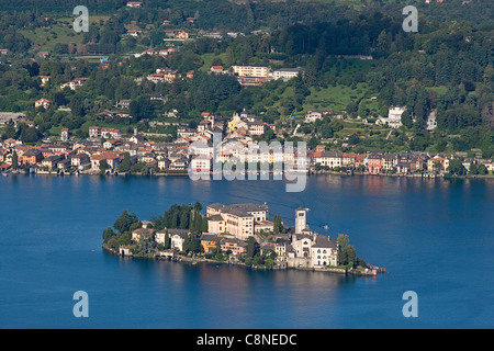 L'Italia, Piemonte, Lago d'Orta, vista dell Isola di San Giulio dal Santuario della Madonna del Sasso Foto Stock