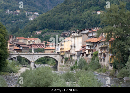 L'Italia, Piemonte, Varallo, la vista della città vecchia a cavallo del fiume Sesia Foto Stock
