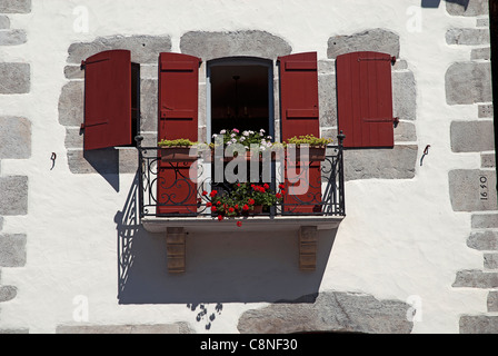 Francia, Pirenei, Paese Basco, Ainhoa, balcone con fiori Foto Stock