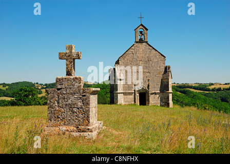 Francia, Tarn, Notre Dame des grazie e della vecchia chiesa nel campo Foto Stock