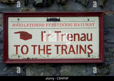 La Gran Bretagna, il Galles, Blaenau Ffestiniog, Ffestiniog Railway segno, in gallese e inglese Foto Stock