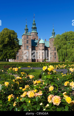 Rosenborg Slot (castello) costruito come casa estiva di 1606-1634 per il re Cristiano IV e il Giardino delle Rose Foto Stock