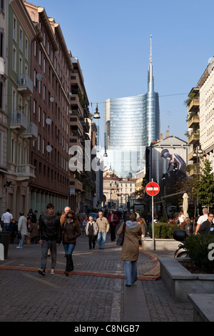 Corso Como, Porta Garibaldi di Milano. La gente all'esterno in una bella giornata d'inverno. Italia Foto Stock