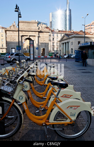 Milano Porta Nuova. Città noleggio moto nella parte anteriore e la nuova provincia edificio in background. Milano, Italia Foto Stock