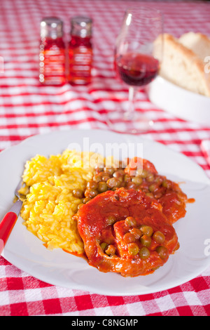 Osso Buco (brasato di stinco di vitello) con zafferano risotto alla milanese. Italiano cibo tradizionale nella tradizione milanese Foto Stock