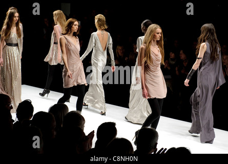 Un modello di passeggiate lungo il Amanda Wakeley London Fashion Week show, Londra, 23 febbraio 2010. Foto Stock