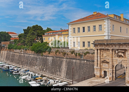 Fortificazione della città con gate di terra che si affaccia sul piccolo porto Fosa, Zara, Dalmazia, Croazia, Europa Foto Stock