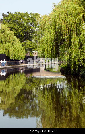 Primavera a piedi lungo il Regents Canal alzaia Foto Stock