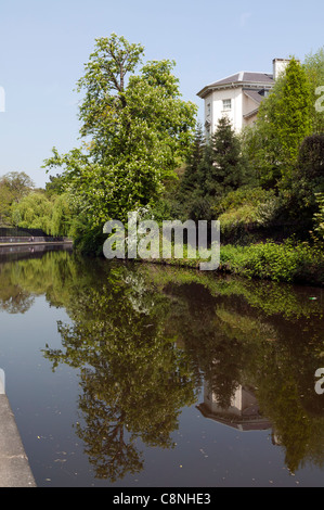 Primavera a piedi lungo il Regents Canal alzaia Foto Stock