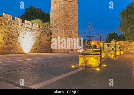 I cinque pozzi piazza di fronte al muro della città e il capitano della torre, Zara, Dalmazia, Croazia, Europa Foto Stock