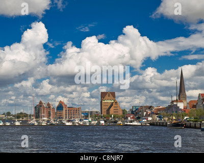 Vista sul fiume Warnow al porto della città e la chiesa di San Pietro, Rostock, Meclemburgo-Pomerania Occidentale, Germania, Europa Foto Stock