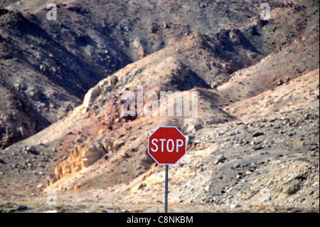 Il segnale di arresto in corrispondenza di uno sportivo's Beach recreation site e della US Hwy 95 sulla riva del lago del camminatore Foto Stock