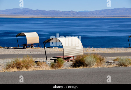 Al riparo tavoli da picnic a Sportsman's Beach Recreation Site sulla sponda occidentale del lago del camminatore Foto Stock