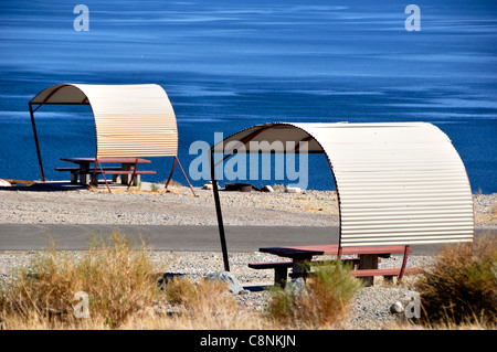 Al riparo tavoli da picnic a Sportsman's Beach Recreation Site sulla sponda occidentale del lago del camminatore Foto Stock