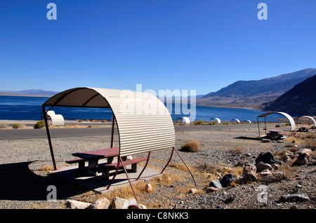 Al riparo tavoli da picnic a Sportsman's Beach Recreation Site sulla sponda occidentale del lago del camminatore Foto Stock
