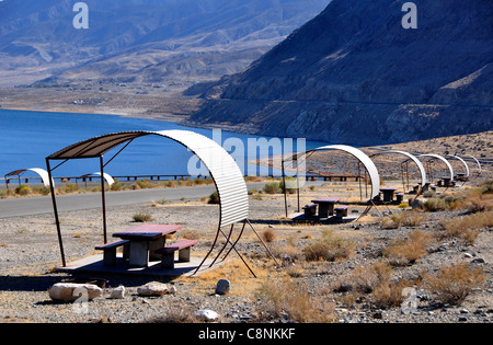 Al riparo tavoli da picnic a Sportsman's Beach Recreation Site sulla sponda occidentale del lago del camminatore Foto Stock