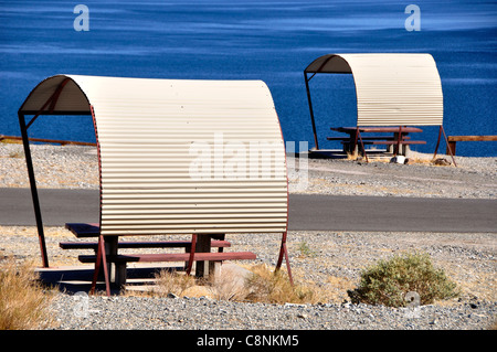 Al riparo tavoli da picnic a Sportsman's Beach Recreation Site sulla sponda occidentale del lago del camminatore Foto Stock