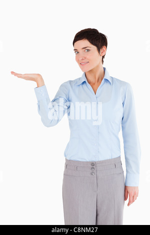 Imprenditrice con la mano aperta per mostrare una copia spazio Foto Stock